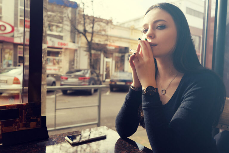 Benching: Mit dieser fiesen Hinhaltetaktik hält dein Date dich nur warm!